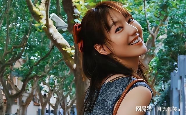 开元棋牌住三层豪华别墅与丈夫看起来像是两代人王冠的生活让人羡慕(图2)