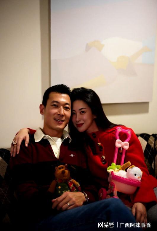 开元棋牌试玩朱珠搂着老公过圣诞！4岁女儿挺小圆肚戴皇冠岳父母现场夸女婿(图3)