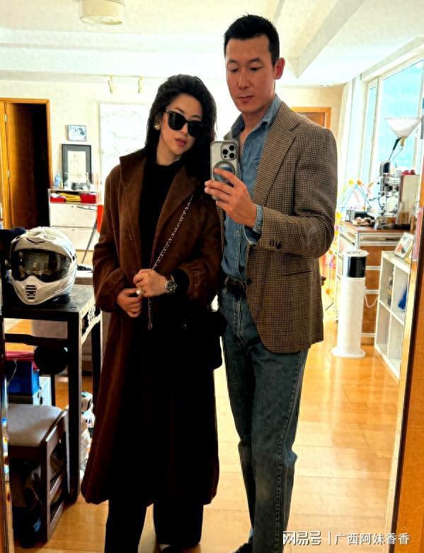 开元棋牌试玩朱珠搂着老公过圣诞！4岁女儿挺小圆肚戴皇冠岳父母现场夸女婿(图4)