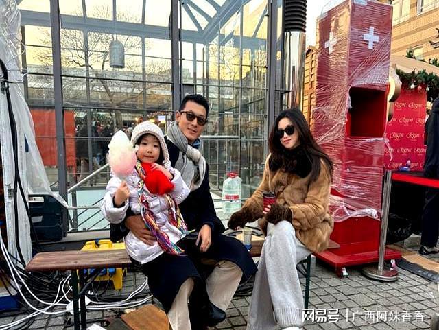 开元棋牌试玩朱珠搂着老公过圣诞！4岁女儿挺小圆肚戴皇冠岳父母现场夸女婿(图2)