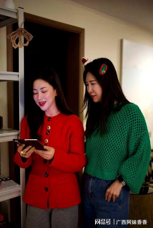 开元棋牌试玩朱珠搂着老公过圣诞！4岁女儿挺小圆肚戴皇冠岳父母现场夸女婿(图5)