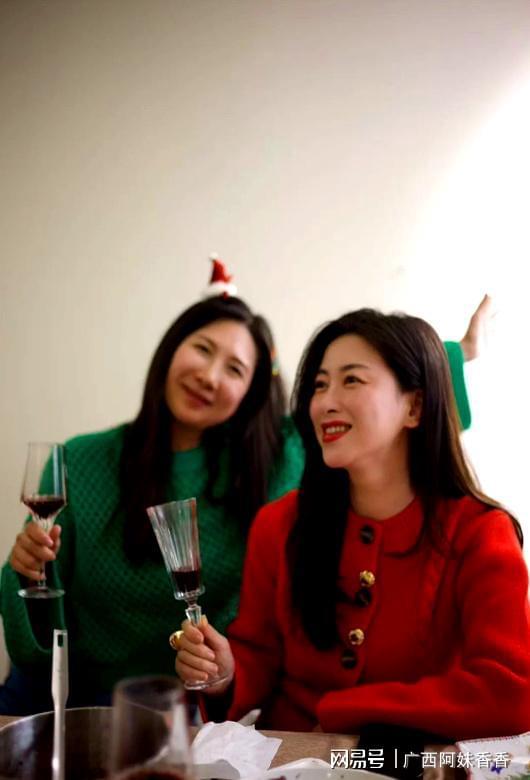 开元棋牌试玩朱珠搂着老公过圣诞！4岁女儿挺小圆肚戴皇冠岳父母现场夸女婿(图8)