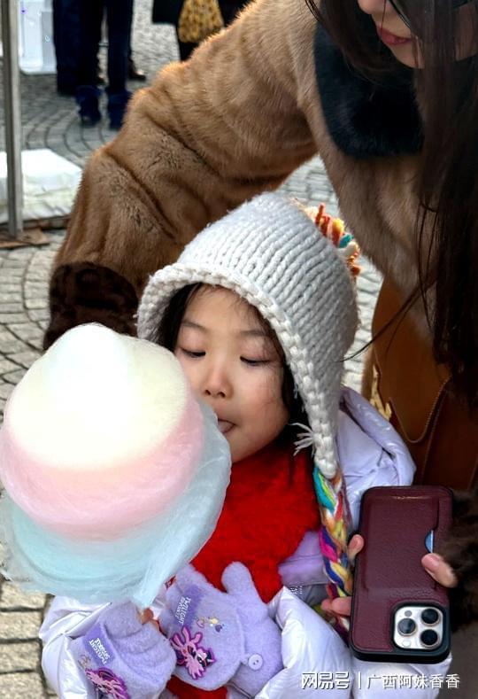 开元棋牌试玩朱珠搂着老公过圣诞！4岁女儿挺小圆肚戴皇冠岳父母现场夸女婿(图7)